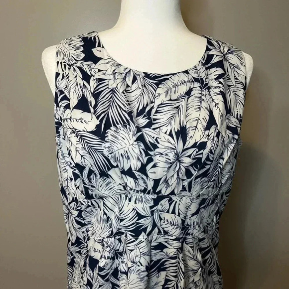 Lavena Sleeveless Sheath Dress  - Tropical Print - Picture 6 of 9